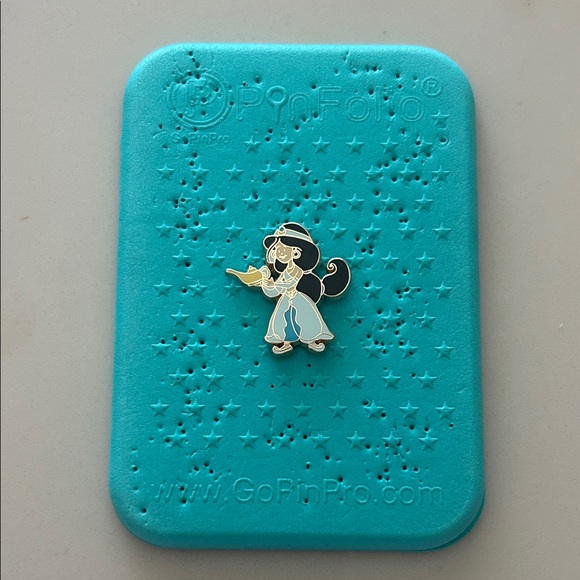 5/$30 Disney 2012 Kids Dressed as Princesses Jasmine pin - Picture 1 of 3